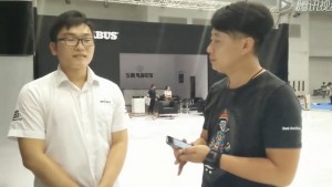 2015年重慶車(chē)展巴博斯接受畢加展覽采訪(fǎng)